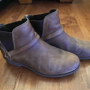 Women’s leather Tevas size 8